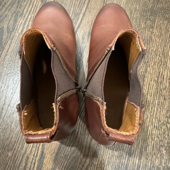 FRYE | Leather Carly Chelsea Boot (8) - Picture 10 of 12